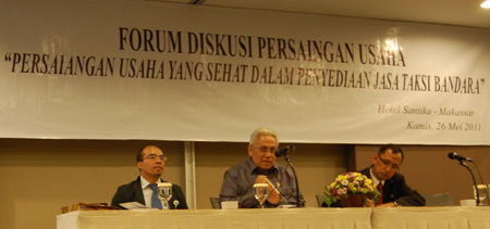 Diskusi Persaingan Usaha Yang Sehat dalam Penyediaan Jasa Taksi Bandara di Santika Hotel, Makassar